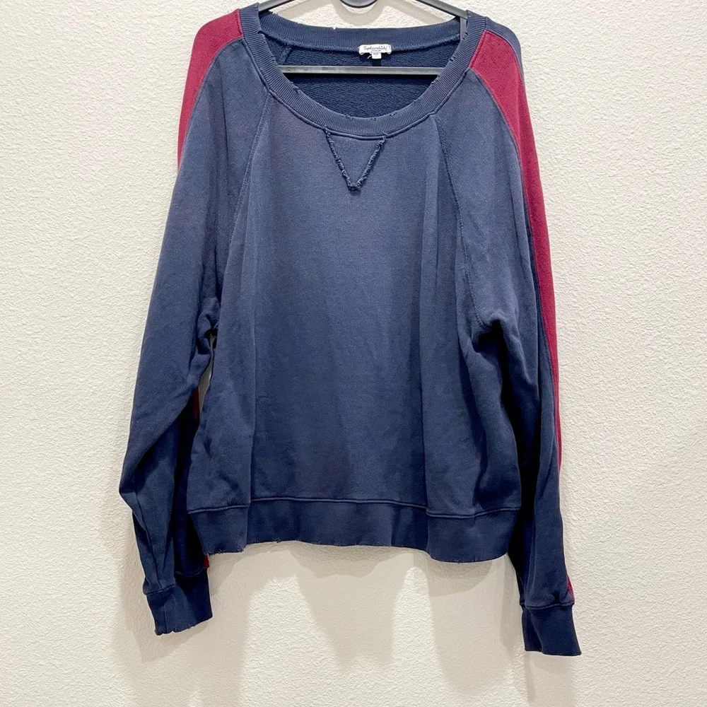 Pre-loved! SPLENDID Navy with Red outlined Sleeves Swearshirt!